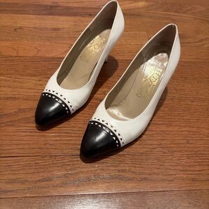 Vintage Salvatore Ferragamo women’s pumps in a classic two-tone design. Size 7.5